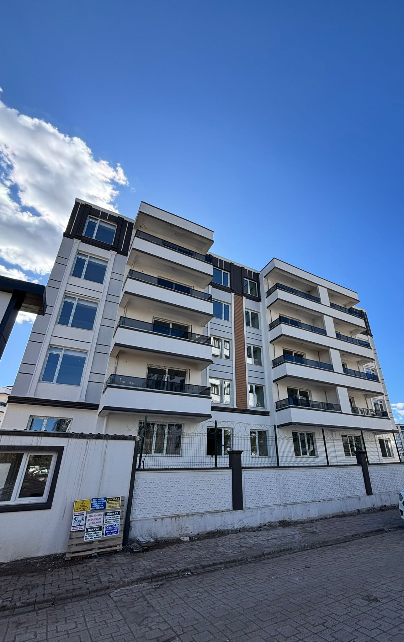 BAĞCILAR ZÜMRÜTKENT KARŞISI AYDIN YAPIDA 2+0 AMERİCAN MUTFAK DAİRE